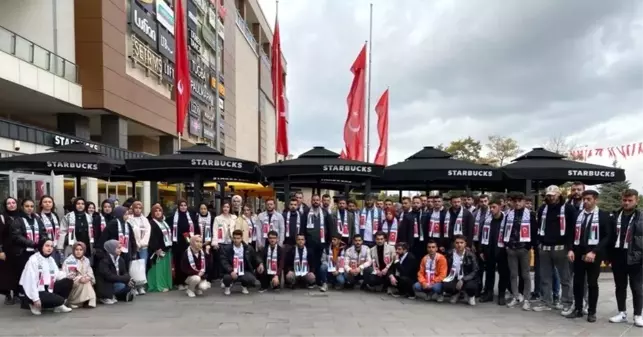 Erzurum AK Parti Gençlik Kolları Starbucks Şubesinde Filistin Atkılarıyla Yer Kapatma Eylemi Gerçekleştirdi