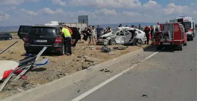 Son dakika haber... Çanakkale'de 2 otomobilin çarpıştığı kazada 2 kişi öldü, 5 kişi yaralandı