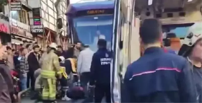 Sultanahmet'te tramvay yayaya çarptı, seferler durdu