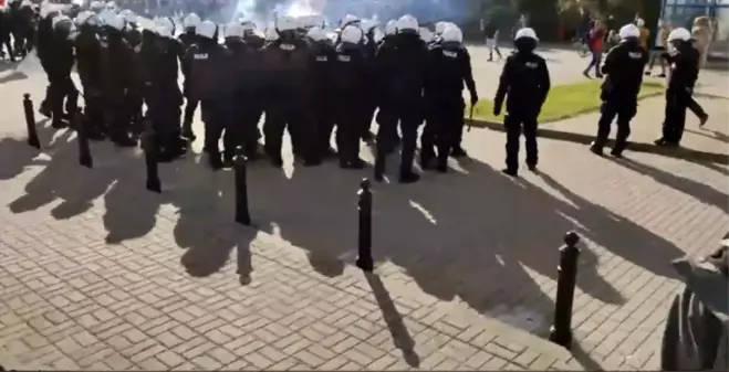 Polonya'da Covid-19 önlemleri karşıtı protestoda 120 gözaltı