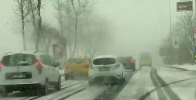 BEŞİKTAŞ'TA KAR BASTIRDI, SÜRÜCÜLER ZOR ANLAR YAŞADI