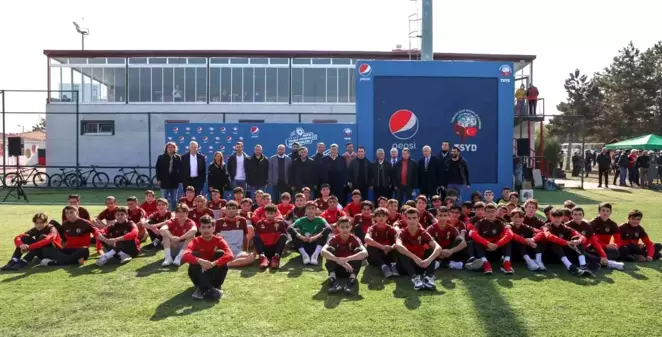 Futbolun efsaneleri Pepsi 'Yıldız Futbolcu Seminerleri' kapsamında Eskişehir'deydi