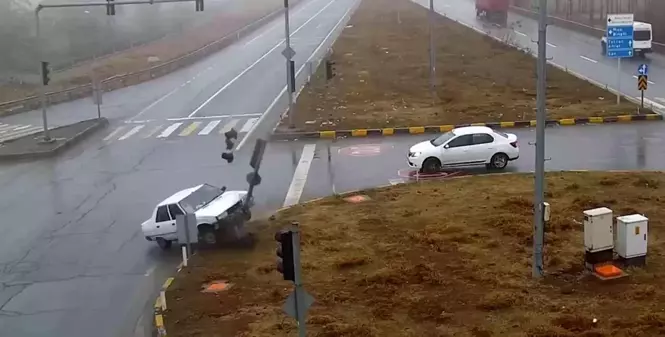 Bitlis'teki kazalar MOBESE kameralarına yansıdı