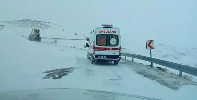 Ekipler yolu kapanan köydeki hastanın imdadına yetişti