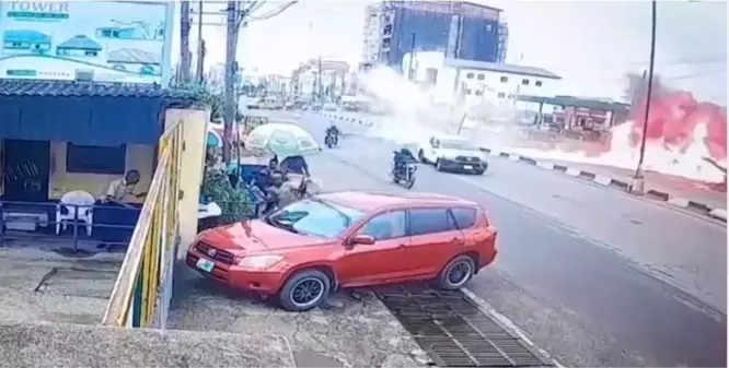 Nijerya'da eğitim uçağı trafiğin yoğun olduğu caddeye. Alev topuna dönen uçakta bulunan iki kişi sağ kurtuldu