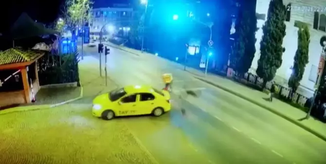 Taksiye çarpan motosikletli havada takla attı, o anlar kamerada