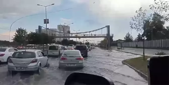 Diyarbakır'da Sağanak Yağış Yolları Göle Döndürdü