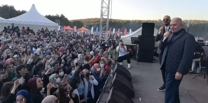 Binali Yıldırım, şarkıcı Soner Sarıkabadayı ile düet yaptı