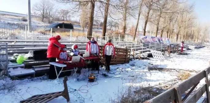 Kayaklı koşu yarışları nefes kesti