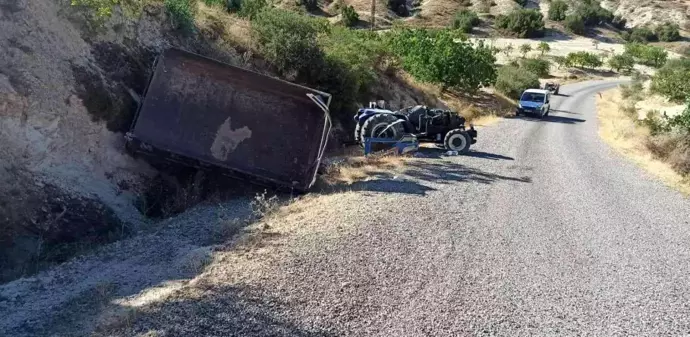 Devrilen traktörün sürücüsü hayatını kaybetti