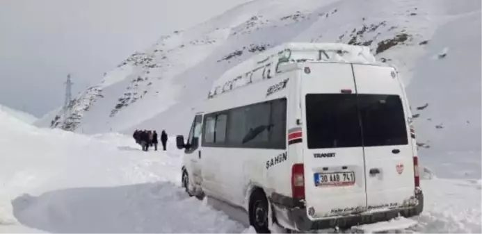 YÜKSEKOVA'DA KÖY YOLUNUN 3 NOKTASINA ÇIĞ DÜŞTÜ