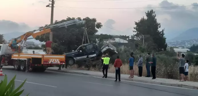 Son dakika haberleri! Elektrik direğine çarpan kamyonette sıkışan kardeşleri itfaiye kurtardı