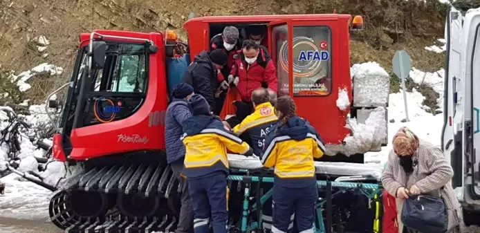 Yolları kapanan köylerdeki hastaların imdadına UMKE ve AFAD ekipleri yetişiyor