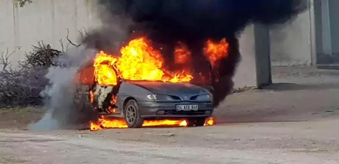 Park halindeki otomobil alev alev yandı