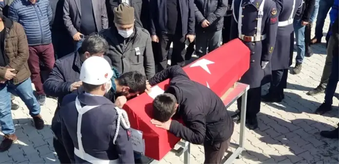 Trafik kazasında hayatını kaybeden uzman çavuş memleketi Erzurum'da toprağa verildi