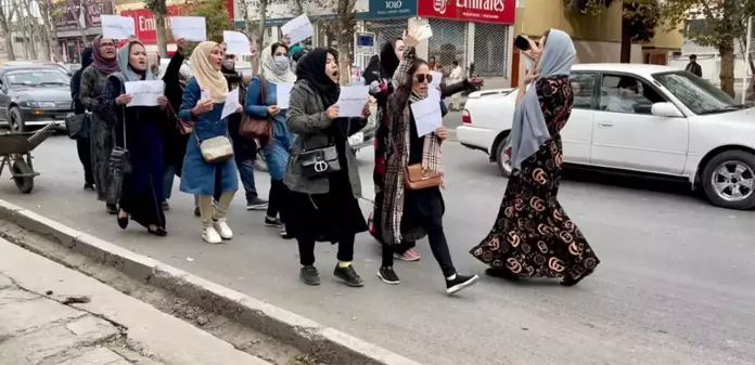 Afganistan'da kadınlar Birleşmiş Milletler Afganistan Yardım Misyonu'nu protesto etti