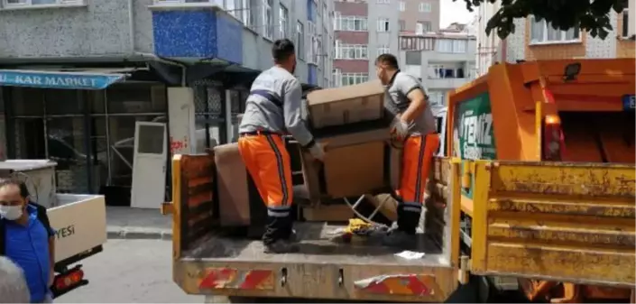  ESENLER'DE YALNIZ YAŞAYAN KADININ EVİNDEN 3 KAMYON ÇÖP ÇIKTI