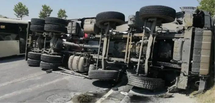 ARNAVUTKÖY'DE BETON MİKSERİ YAN YATTI; TRAFİK DURMA NOKTASINA GELDİ