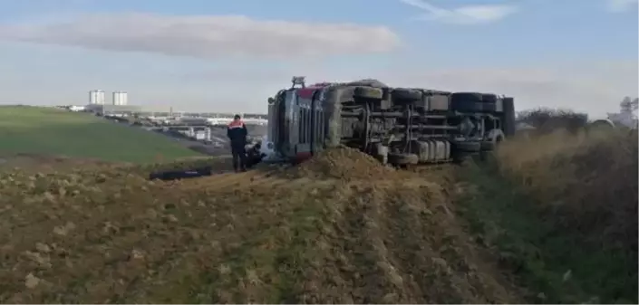 ARNAVUTKÖY'DE DEVRİLEN TIR'IN SÜRÜCÜSÜ ÖLDÜ