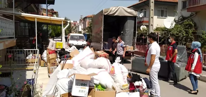 Isparta'da eşyalarıyla sokağa atılan ailenin İzmir'de evi olduğu ortaya çıktı