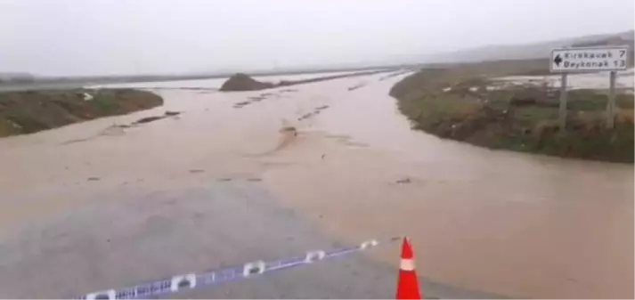 Uzunköprü'de sağanak; dereler taştı, yollar ulaşıma kapatıldı