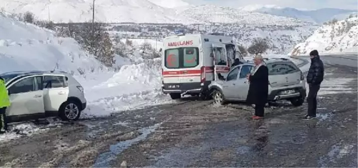 İki otomobilin çarpışması sonucu 9 kişi yaralandı