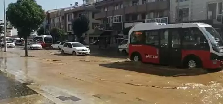 DÜZCE'DE BORU PATLADI, CADDE VE SOKAKLAR SUYLA DOLDU