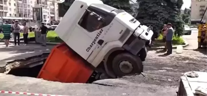 Ukrayna'da yol çöktü, kamyon çukura düştü