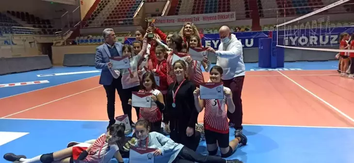 Dikili Cumhuriyet Ortaokulu küçük kızlar voleybol liginde İzmir şampiyonu