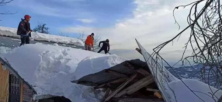 Karın ağırlığına dayanamayan ahırın çatısı çöktü, ekipler hayvanlar için seferber oldu