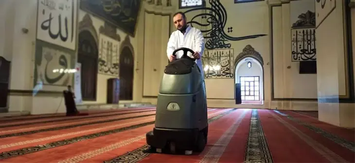 Bursa Ulu Cami'de Ramazan temizliği