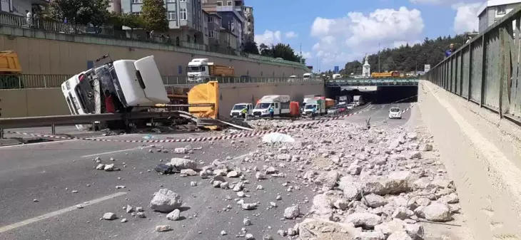 Son dakika haberi: Çekmeköy'de moloz yüklü hafriyat kamyonunun devrilme anı kamerada