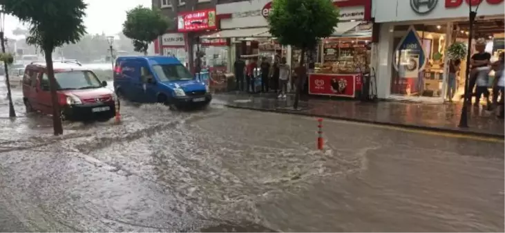 KIRIKKALE'DE SAĞANAK NEDENİYLE CADDE VE SOKAKLAR SUYLA DOLDU