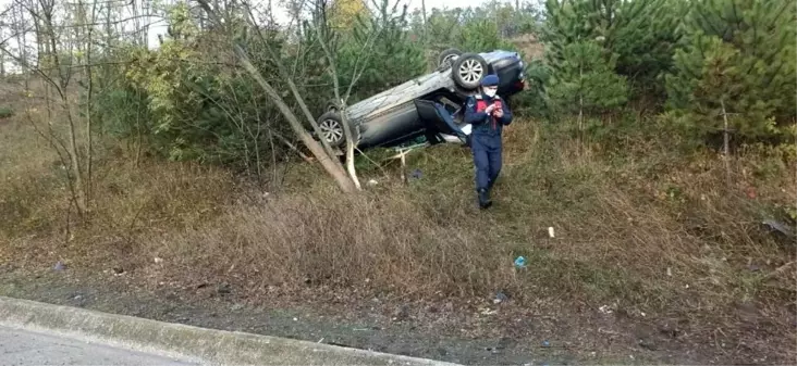 Düzce'de yoldan çıkan otomobil takla attı: 3 yaralı