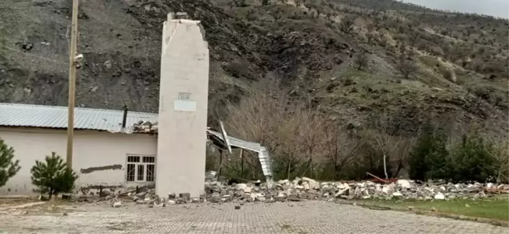 Batman'da şiddetli rüzgar cami minaresini yıktı