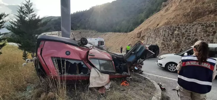 Gümüşhane'de trafik kazası: 1 ölü, 9 yaralı