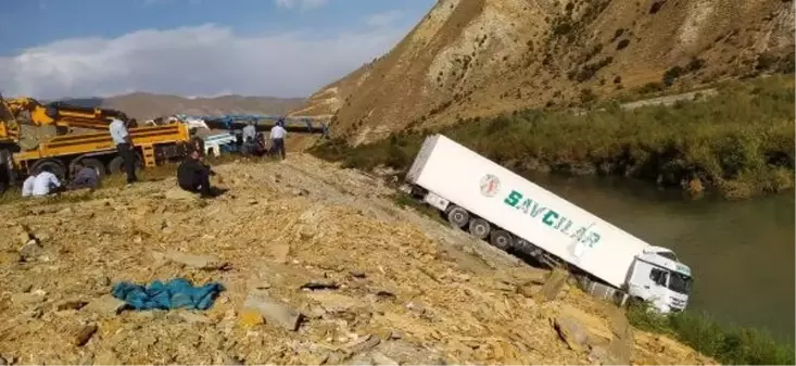 Şarampole sürüklenen TIR, Zap Suyu'na 1 metre kala durabildi