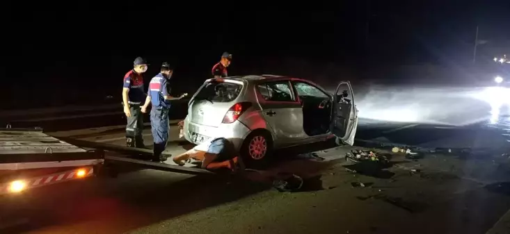 Elektrik direğine çarpan otomobil takla attı: 1'i ağır 3 yaralı