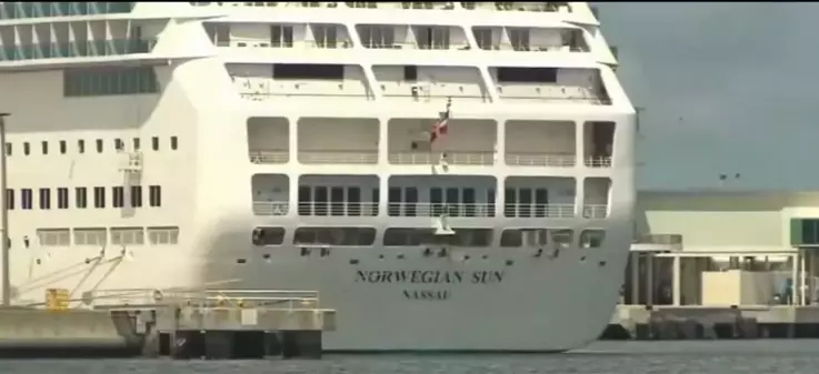 Cruise gemisi Alaska'da buzdağına çarptı, o anlar kamerada