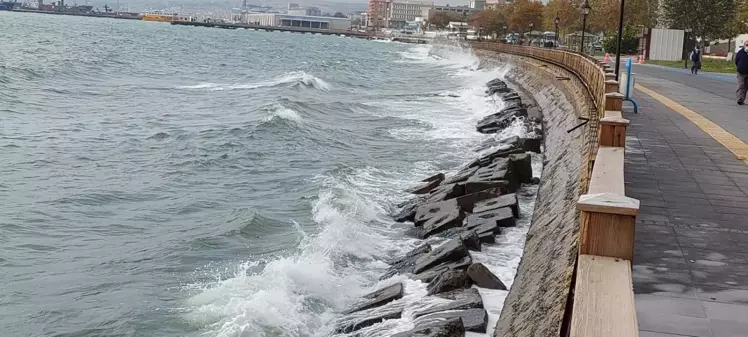 Marmara'da poyraz etkili oluyor: Çok sayıda gemi Tekirdağ kıyılarına demir attı