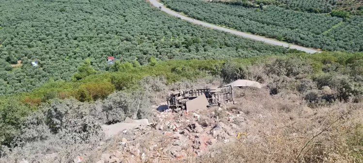 Uçuruma devrilen kamyonun sürücüsü yaralandı