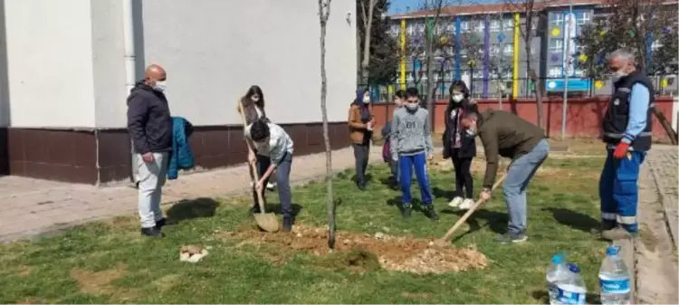 Kartal'da 'Kep Atmıyoruz Fidan Dikiyoruz' projesi hayata geçirildi