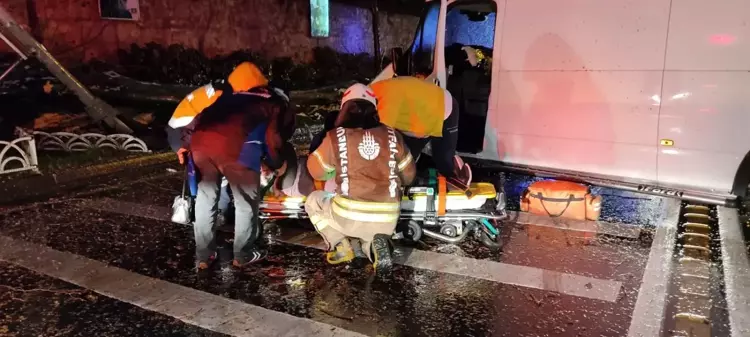 Dolmabahçe'de kontrolden çıkan minibüs önce ağaca sonra direğe çarptı: 1 yaralı