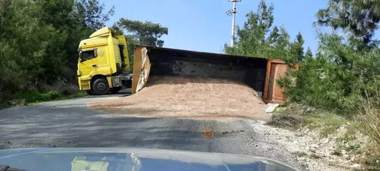 Tırın devrilen hafriyat dolu dorsesi yolu trafiğe kapadı