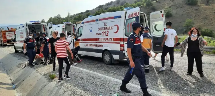 Lösemili öğrencilerinin moral gezisi kazayla bitti: 4'ü ağır 25 yaralı