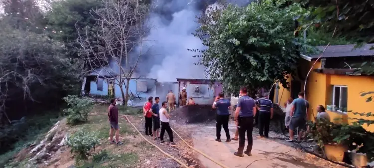 Sarıyer'de 2 gecekondu alevlere teslim olarak kül oldu