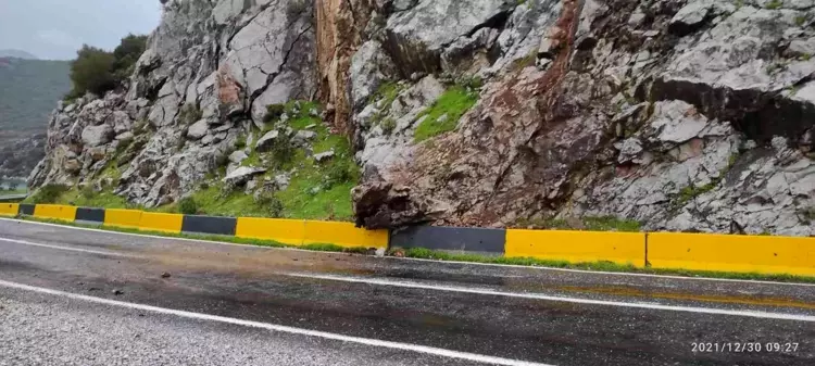 Marmaris'te sağanak yağış nedeniyle yollar kapandı, işyerlerini su bastı