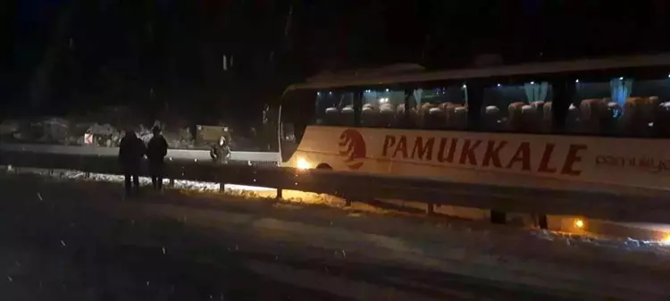 Yoldan çıkan otobüs bariyerlere çarptı