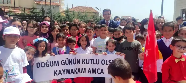 Çocuklardan kaymakama doğum günü sürprizi