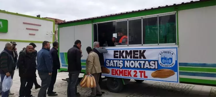 Geri adım atmayacağız diyen başkan, ekmek fiyatını 2 TL'ye indirdi